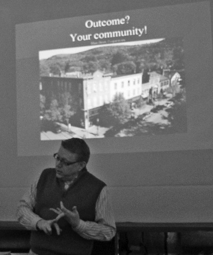 2009-01-18 Julian Adams makes the point that historic preservation up to us! DSC07874b.jpg